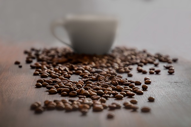 Espressobohnen und Tasse 