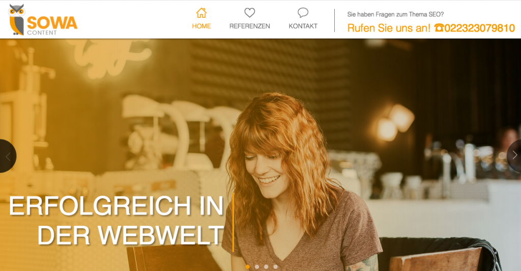 Glückliche Frau am Schreibtisch